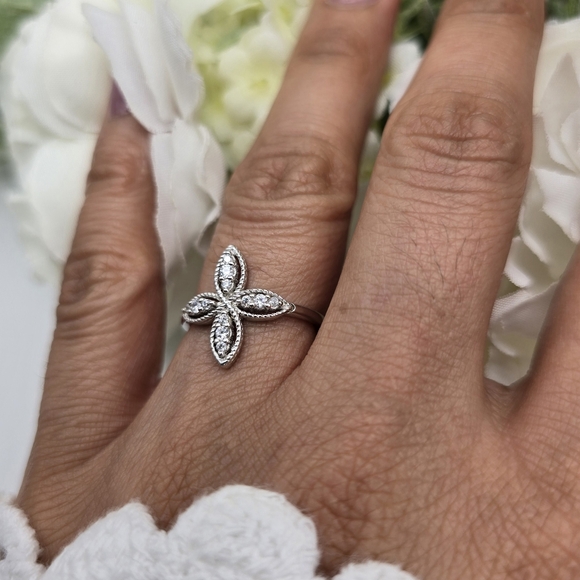 ♥️ LAVISH PETALS RING - Picture 5 of 7